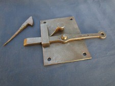 Grosse targette ressort plaque mentonnet fer forgé ancien Tire dte 10,3x13,8 cm