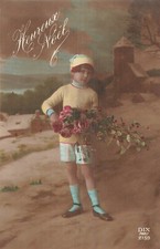 CP HEUREUX NOEL ENFANT EN CULOTTE COURTE BONNET POSANT AVEC ROSES HOUX