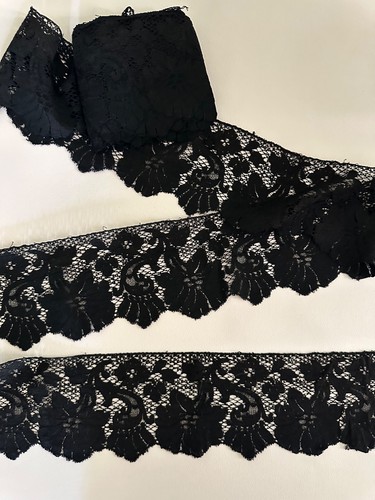 Grande dentelle noire ancienne