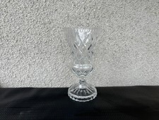 Vase en verre taillé sur pied