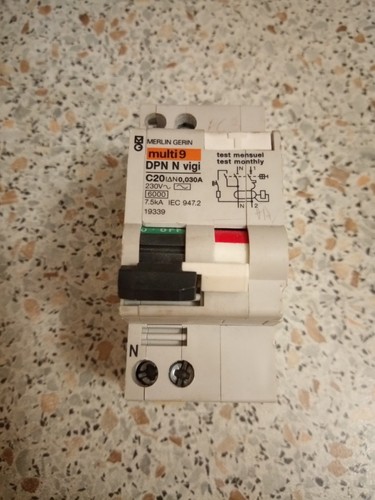 Disjoncteur bipolaire - 20, a