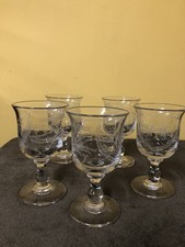 Cinq verres à vin anciens gravés et monogrammés