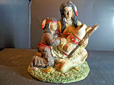 FIGURINE FAMILLE AMÉRINDIENNE ASSISE (Indienne). USA. États-Unis d'Amérique