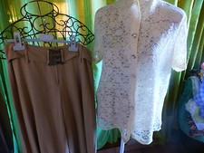 bel ensemble ,pantalon -jupe et corsage couleur ivoire dentelle 