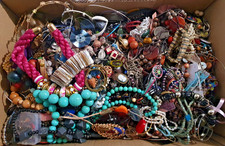 ENORME LOT DE PLUSIEURS CENTAINES DE PIECES - BIJOUX DIVERS FANTAISIE VINTAGE