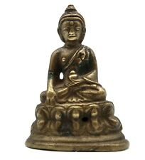 Ancien bouddha sur un trône