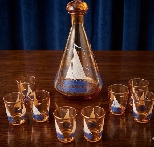 Une carafe verres - carafe, et