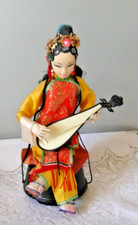 poupée musicale et mobile  joueuse de guitare avec costume traditionnel chinois