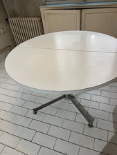 table annee 70 cuisine. Très solide. Pieds acier et plateau blanc 