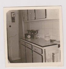 photo ancienne 🎞️ cuisine années 50 meuble stratifié balance réveil