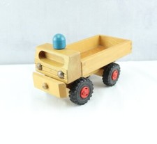 Ancien grand camion en bois -