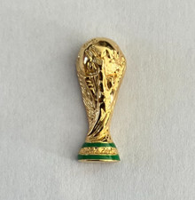 73 - Pin's TROPHEE FOOTBALL LA COUPE DU MONDE - FIFA WORLD CUP - HAUTEUR 20 mm