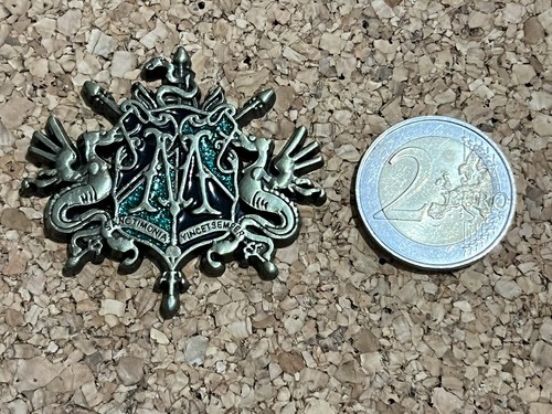 Pin relief ciselé - en,