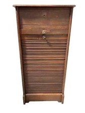 petit meuble de rangement ouvrant par un tiroir plus rideau en lames. XX siècle.