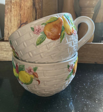 Grandes tasses  x 2 en barbotine décor de fruits sur tressage blanc