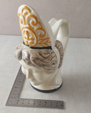 Ancien petit pichet, tête