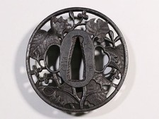 Hollyhock ajouré signé Tsuba