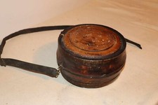 en l'état gourde en bois signée MV rustique en forme de tonneau