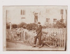 Photo sépia jeune homme avec