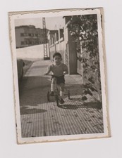 photo ancienne ?️ enfant au tricycle 1950s urbain résidentiel