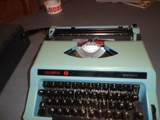 Machine à écrire Olympia Standard bleue pastel vintage