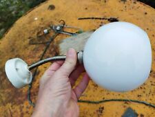 Ancienne lampe applique murale vintage chromée avec tulipe boule opaline blanche