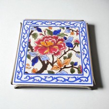 Gien. Dessous-de-plat carreau en faïence modèle pivoines