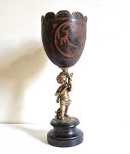 Rare sculpture en bronze avec coupe en noix de coco sculptée d'époque XIXème.