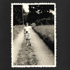 Jeune femme pose milieu chemin