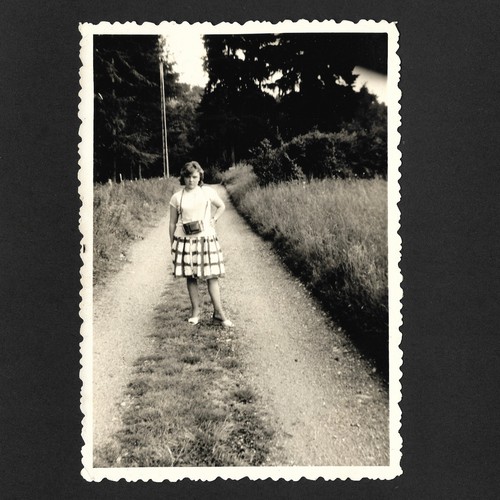 Jeune femme pose milieu - , chemin