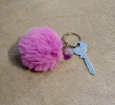 Porte Clés Pompon fourrure violet Pierre d'Améthyste Naturelle