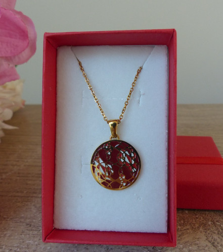 Collier avec pendentif - un,