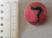 Insigne, broche médaille ski " Le Schuss Rhodanien " fabrication AUGIS Lyon.