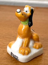 Belle Fève Chien PLUTO assis