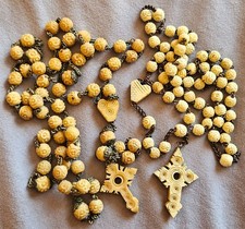 Lot de 2 chapelets en perles et croix de corozo sculptées