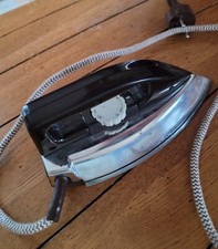 ANCIEN FER A REPASSER DE VOYAGE, POIGNéE PLIANTE, FONCTIONNE