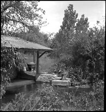 Paysage rural lavoir rivière - ancien négatif photo an. 1950