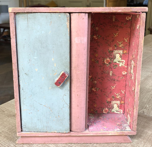 Ancien petit meuble - , poupée