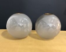 paire de globes anciens en verre pour lampes à pétrole / huile Décor gravé 17 cm