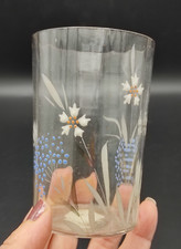 Verre ancien facetté avec décor de fleurs émaillées