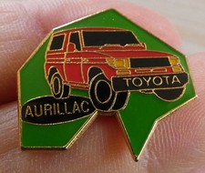 RARE BEAU PIN'S VOITURE 4 X 4 TOYATA GARAGE A AURILLAC CARTE DU CANTAL