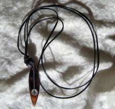 PENDENTIF PLANCHE SURF PEACE AND LOVE CORDON CUIR CORNE CALIFORNIE LONGBOARD