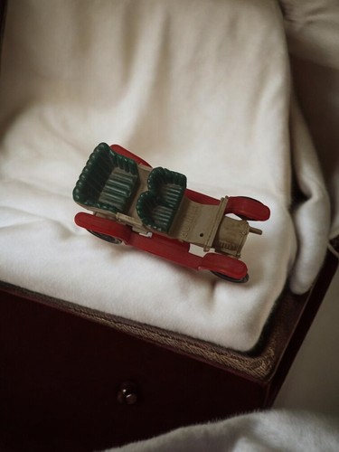 Voiture miniature ancienne