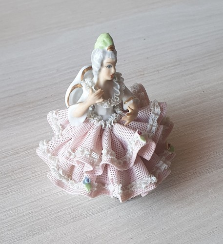 Figurine dentelle de - en,