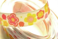 RUBAN POLYESTER : blanc motif fleur rose largeur 16mm longueur 100cm (03)