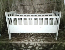 Lit ancien année 1930 en bois pour poupée