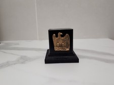 socle en bois noir satiné avec aigle d'empire pour figurine ou maquette