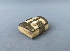Coffre miniature en os et laiton, petit coffre ancien