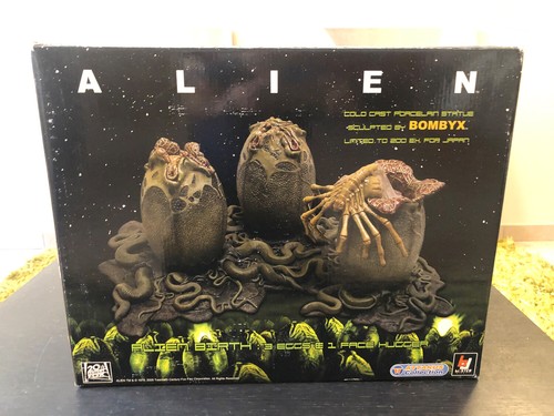 Statue alien birth 3 eggs - statue,