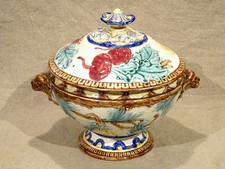 Ancienne soupière en barbotine Wasmuel à décor de légumes et têtes de félin